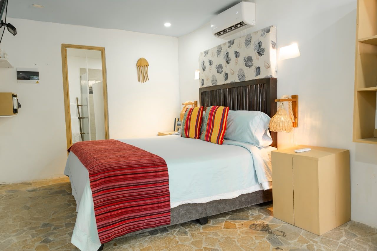 Habitación con cama doble, decoración marina y aire acondicionado