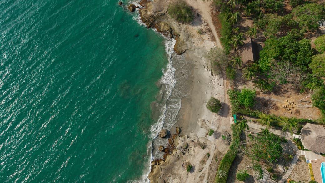 Vista aérea de la playa y el mar turquesa de la isla